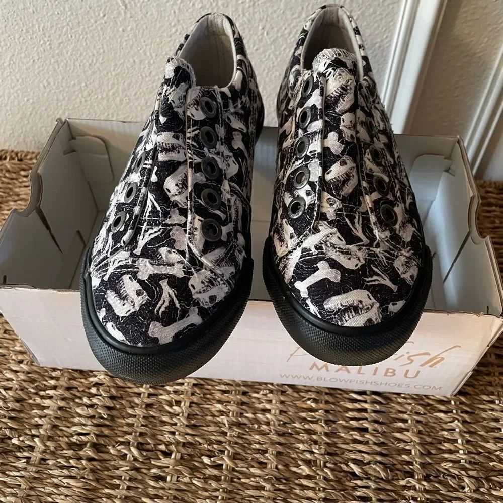 Blowfish Malibu Kids Dinosaur Bones Black and White LoafersโNew Size 2